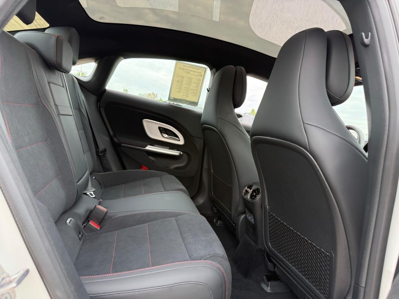 Mercedes-Benz CLA Vehicle Full-screen Gallery Image 12