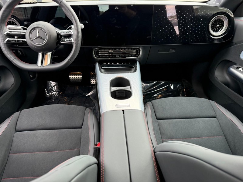 Mercedes-Benz CLA Vehicle Full-screen Gallery Image 13