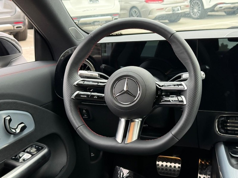 Mercedes-Benz CLA Vehicle Full-screen Gallery Image 14