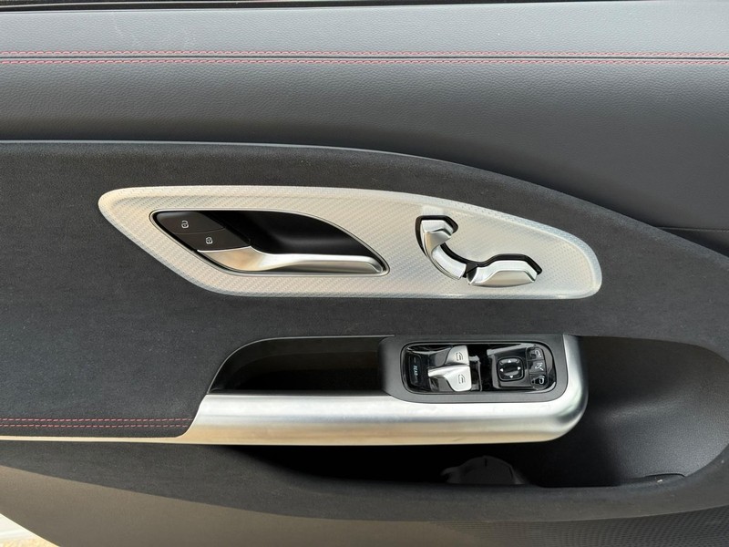 Mercedes-Benz CLA Vehicle Full-screen Gallery Image 18