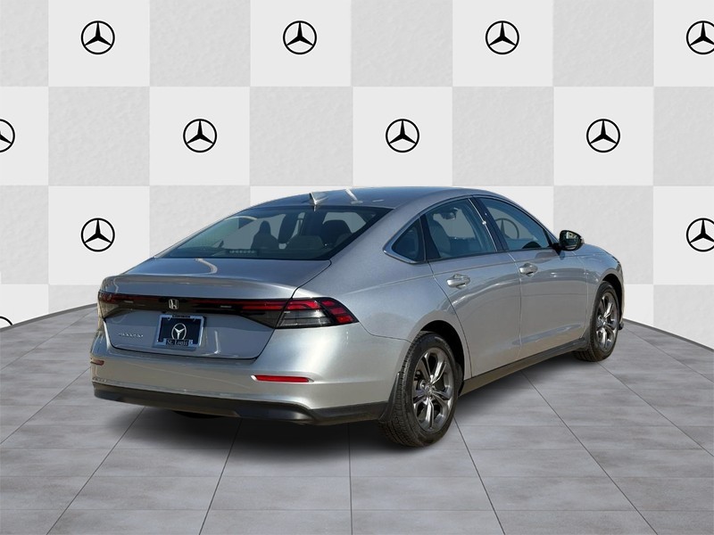 Honda Accord Sedan Vehicle Full-screen Gallery Image 03