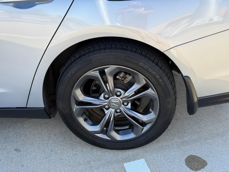 Honda Accord Sedan Vehicle Full-screen Gallery Image 09