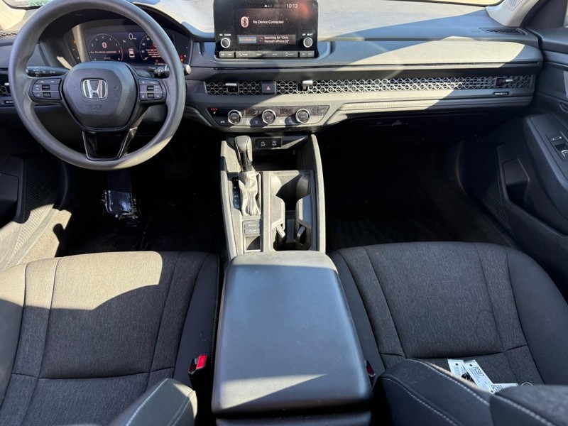 Honda Accord Sedan Vehicle Full-screen Gallery Image 11