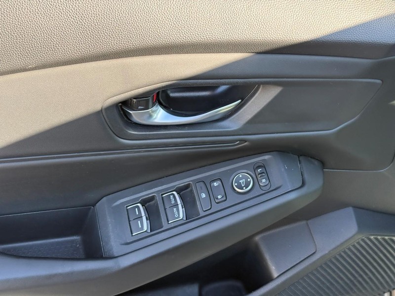 Honda Accord Sedan Vehicle Full-screen Gallery Image 16