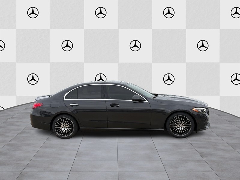 Mercedes-Benz C-Class Vehicle Full-screen Gallery Image 02
