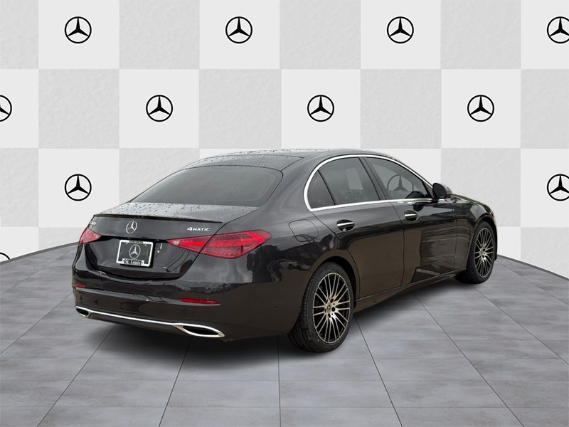 Mercedes-Benz C-Class Vehicle Full-screen Gallery Image 03