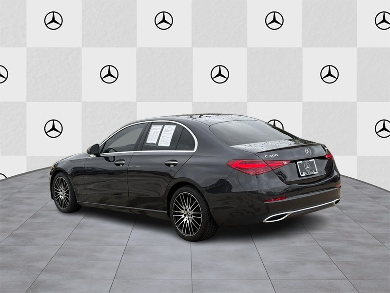 Mercedes-Benz C-Class Vehicle Full-screen Gallery Image 04