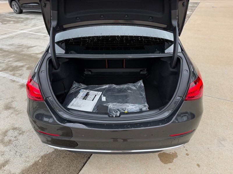 Mercedes-Benz C-Class Vehicle Full-screen Gallery Image 08
