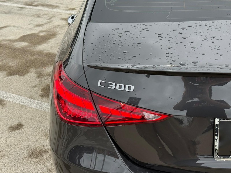 Mercedes-Benz C-Class Vehicle Full-screen Gallery Image 09