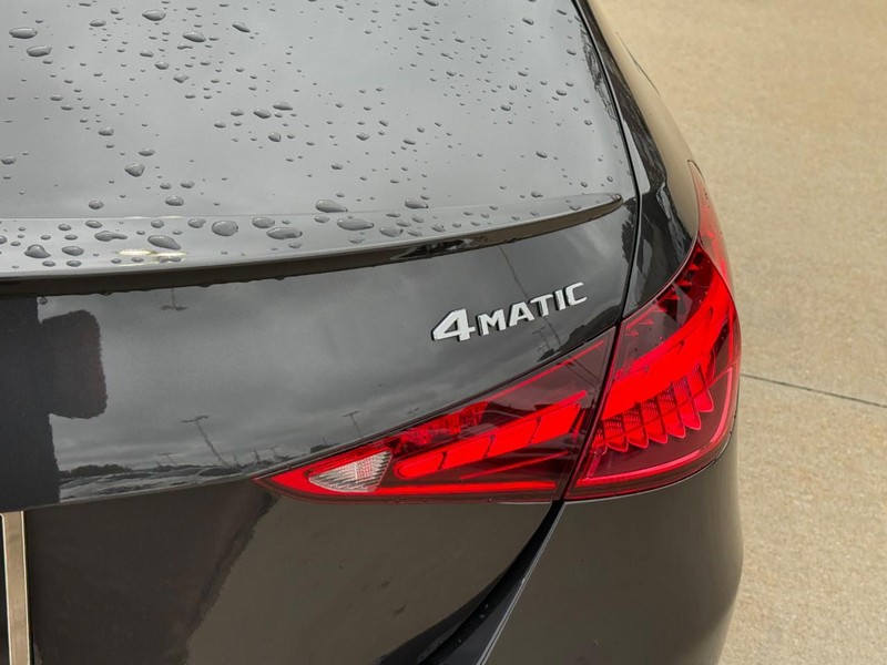 Mercedes-Benz C-Class Vehicle Full-screen Gallery Image 10
