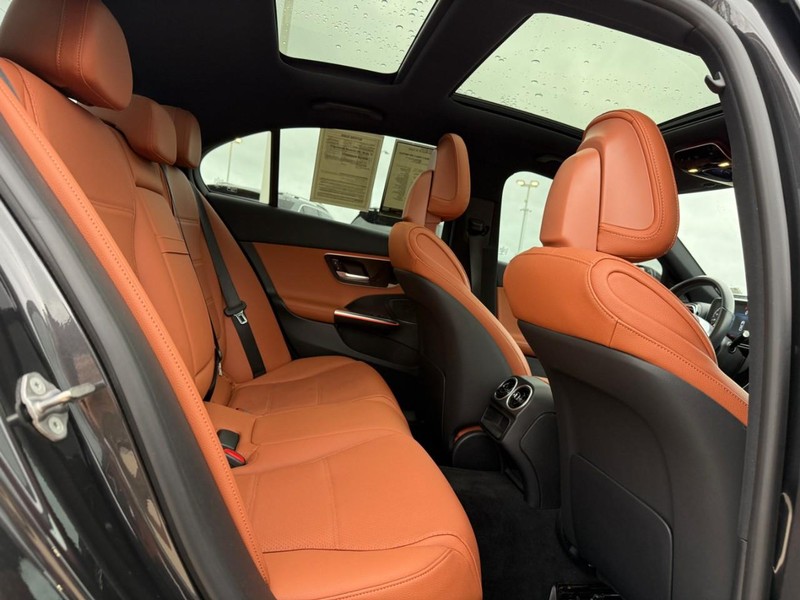 Mercedes-Benz C-Class Vehicle Full-screen Gallery Image 11