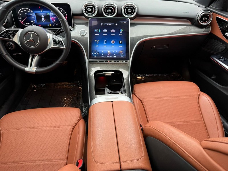 Mercedes-Benz C-Class Vehicle Full-screen Gallery Image 12