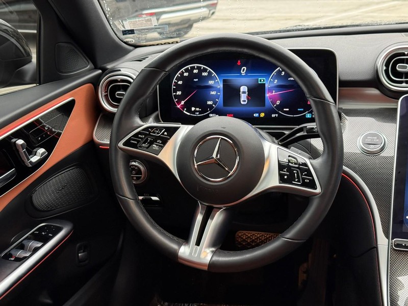 Mercedes-Benz C-Class Vehicle Full-screen Gallery Image 13