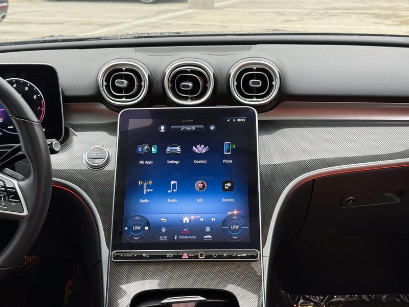 Mercedes-Benz C-Class Vehicle Full-screen Gallery Image 14