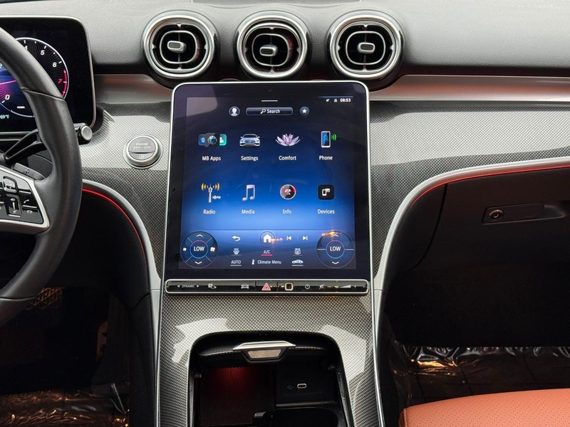 Mercedes-Benz C-Class Vehicle Full-screen Gallery Image 15