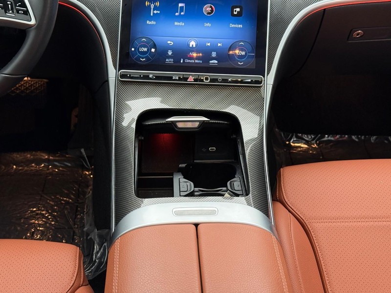 Mercedes-Benz C-Class Vehicle Full-screen Gallery Image 16