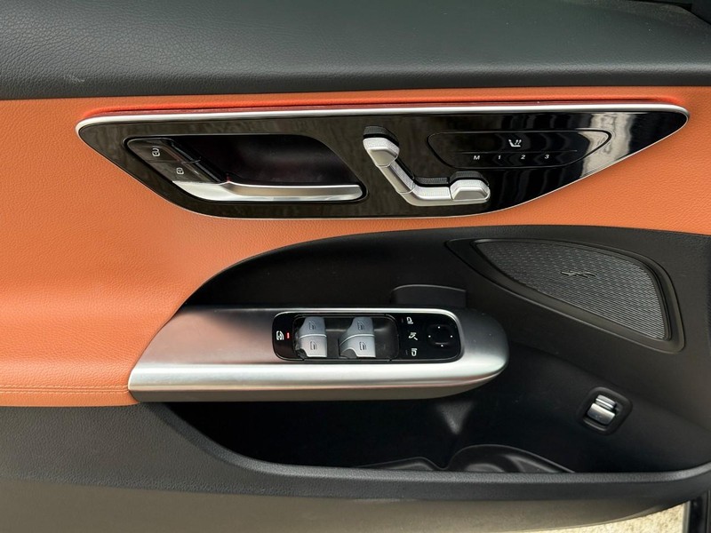 Mercedes-Benz C-Class Vehicle Full-screen Gallery Image 17