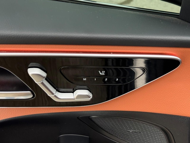 Mercedes-Benz C-Class Vehicle Full-screen Gallery Image 18