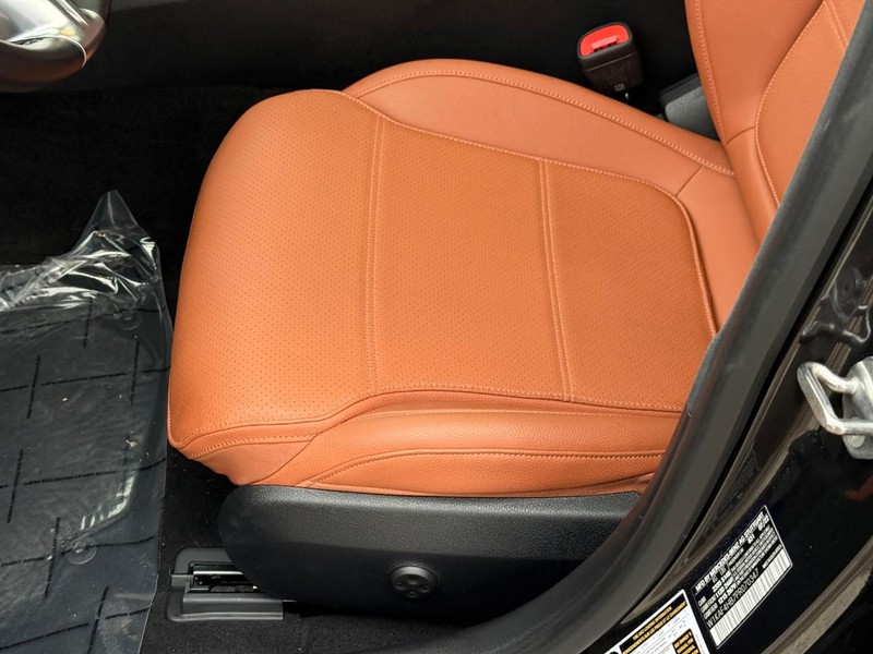 Mercedes-Benz C-Class Vehicle Full-screen Gallery Image 19
