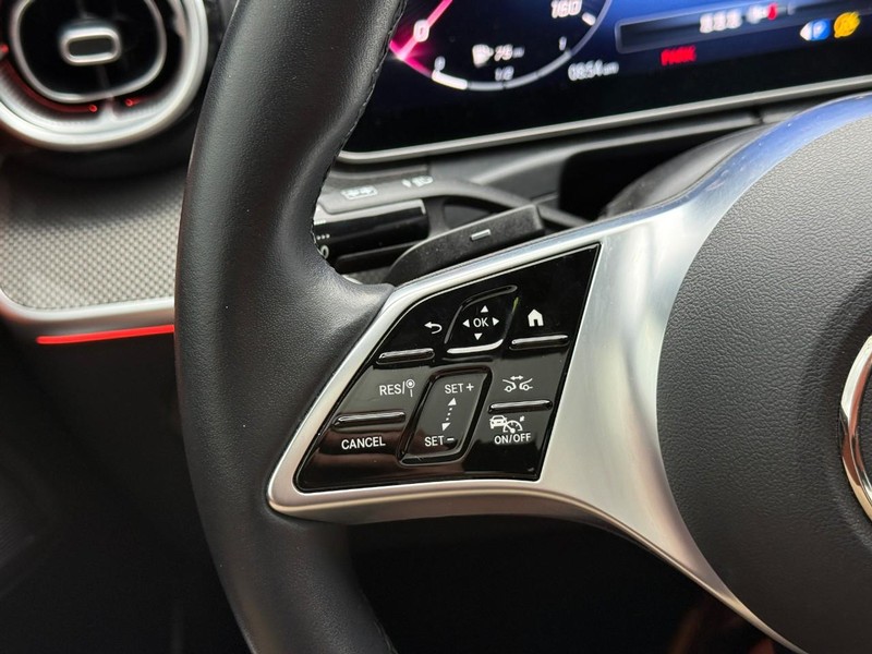 Mercedes-Benz C-Class Vehicle Full-screen Gallery Image 20