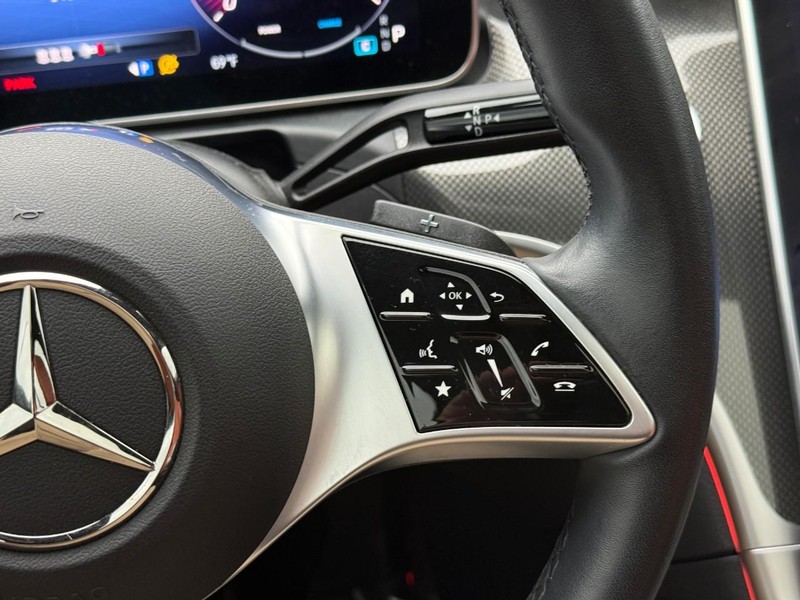 Mercedes-Benz C-Class Vehicle Full-screen Gallery Image 21