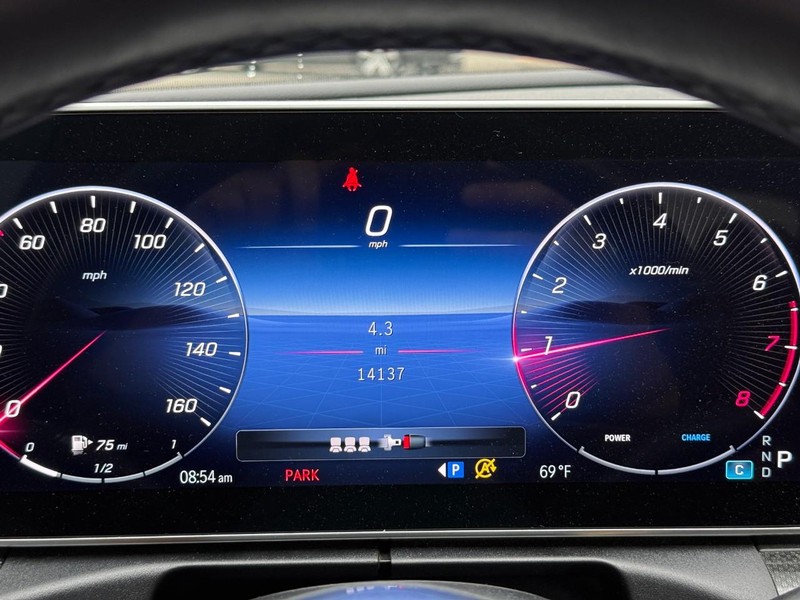 Mercedes-Benz C-Class Vehicle Full-screen Gallery Image 22
