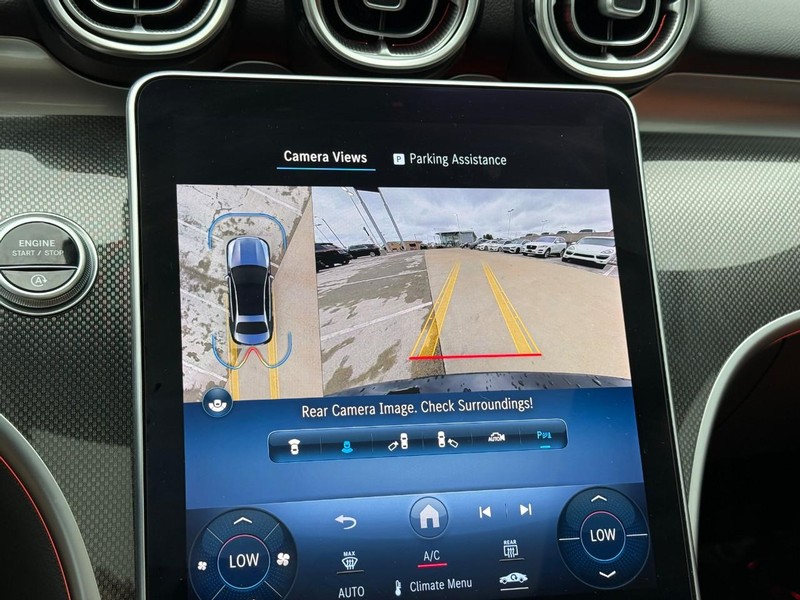 Mercedes-Benz C-Class Vehicle Full-screen Gallery Image 23