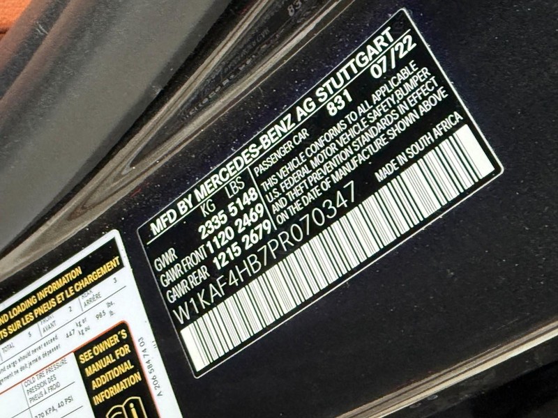 Mercedes-Benz C-Class Vehicle Full-screen Gallery Image 24