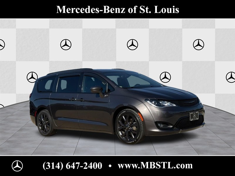 Chrysler Pacifica Vehicle Full-screen Gallery Image 01