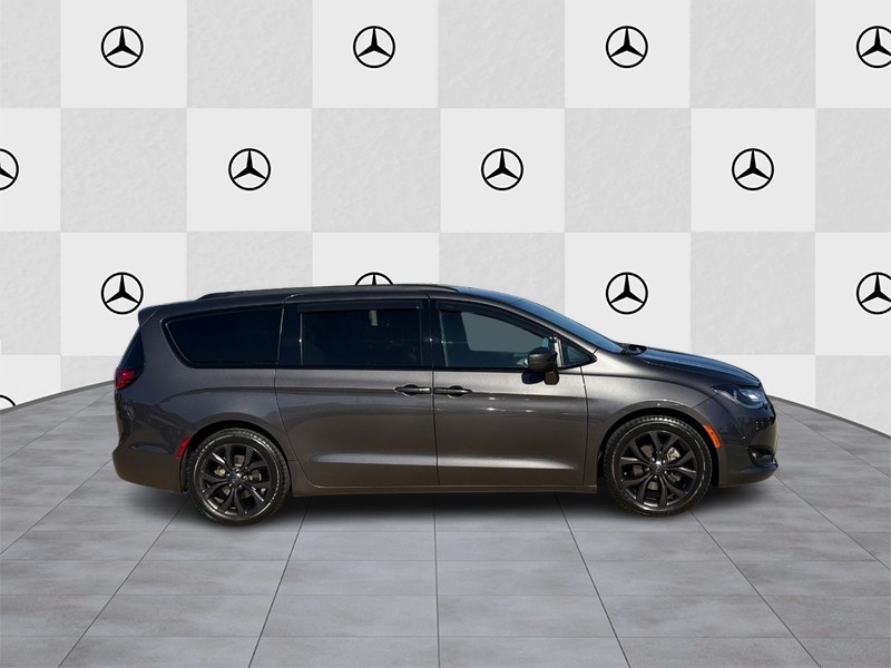 Chrysler Pacifica Vehicle Full-screen Gallery Image 02