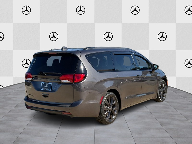 Chrysler Pacifica Vehicle Full-screen Gallery Image 03