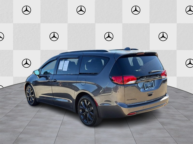 Chrysler Pacifica Vehicle Full-screen Gallery Image 04