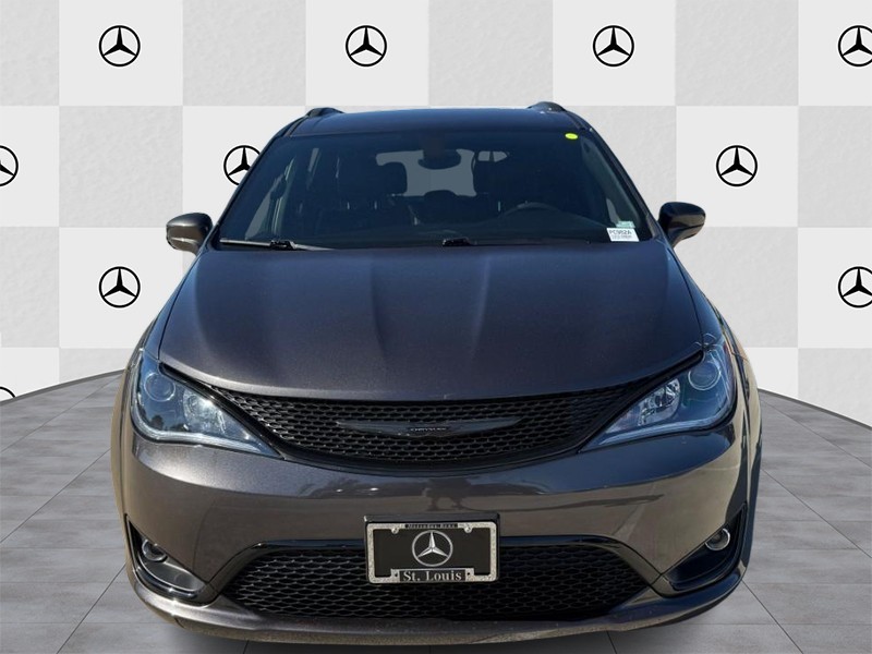 Chrysler Pacifica Vehicle Full-screen Gallery Image 05