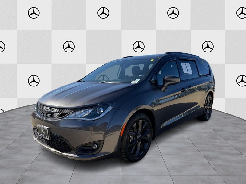 Chrysler Pacifica Vehicle Full-screen Gallery Image 06