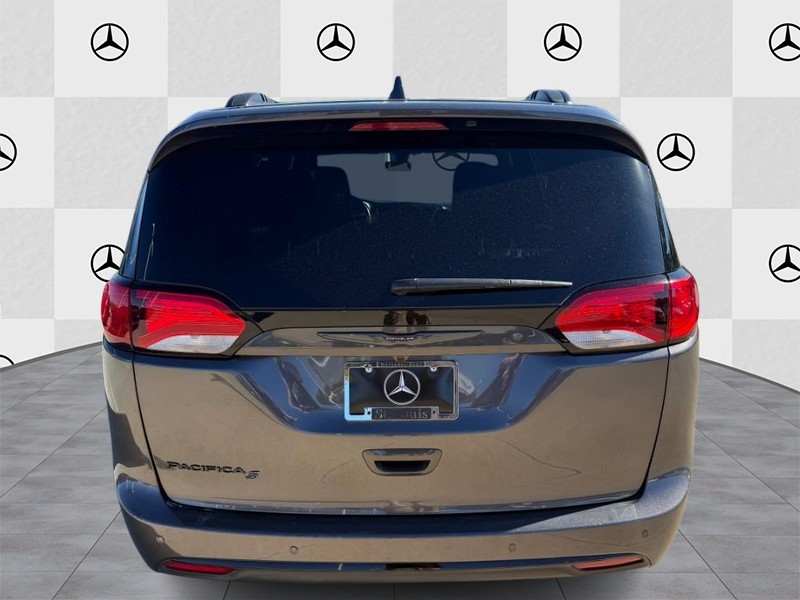 Chrysler Pacifica Vehicle Full-screen Gallery Image 07