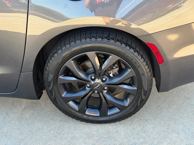 Chrysler Pacifica Vehicle Full-screen Gallery Image 09