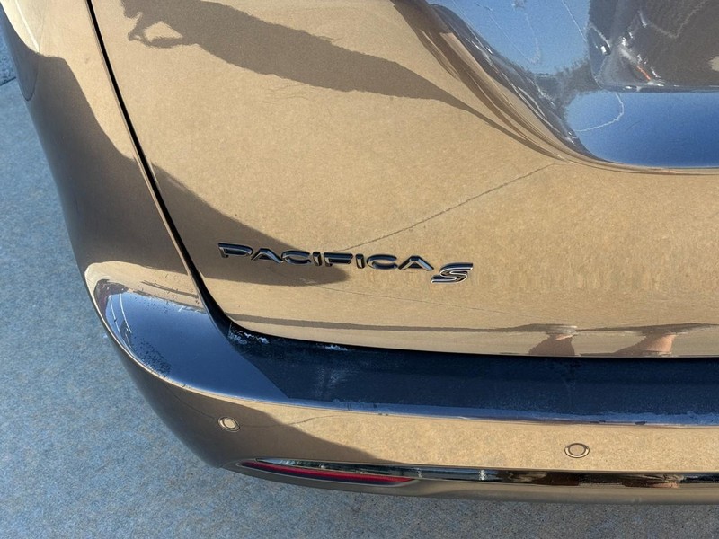 Chrysler Pacifica Vehicle Full-screen Gallery Image 10