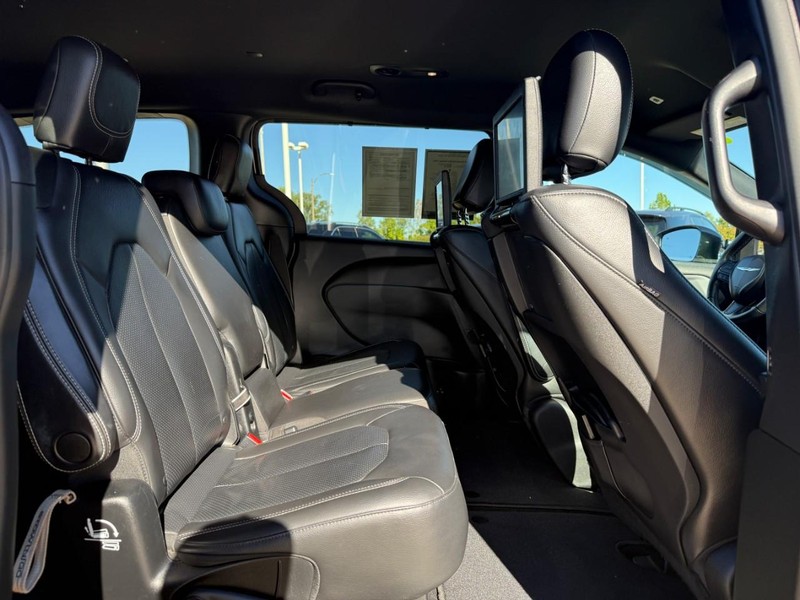 Chrysler Pacifica Vehicle Full-screen Gallery Image 11
