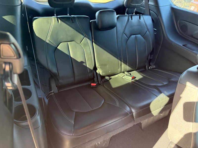 Chrysler Pacifica Vehicle Full-screen Gallery Image 12