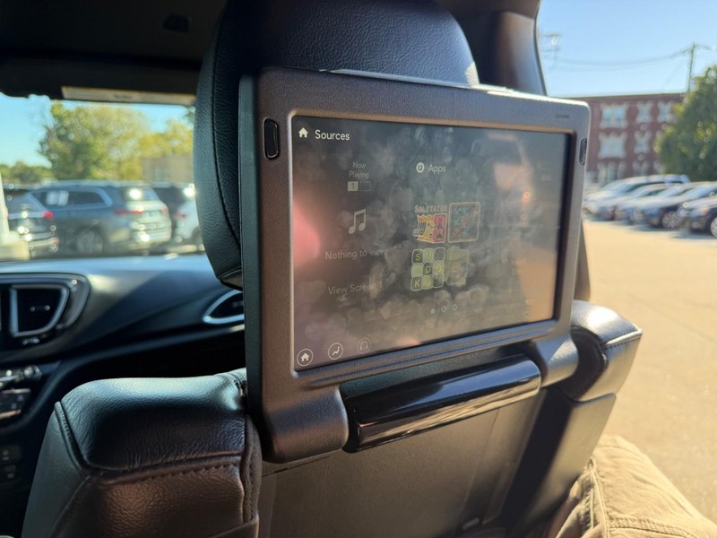 Chrysler Pacifica Vehicle Full-screen Gallery Image 13