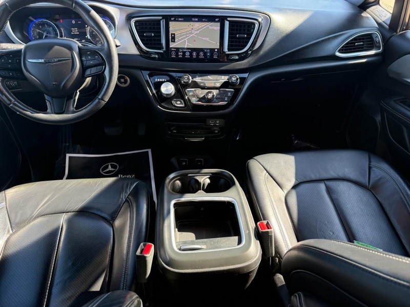 Chrysler Pacifica Vehicle Full-screen Gallery Image 14