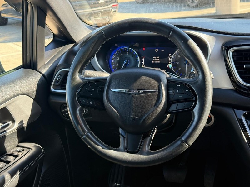 Chrysler Pacifica Vehicle Full-screen Gallery Image 15