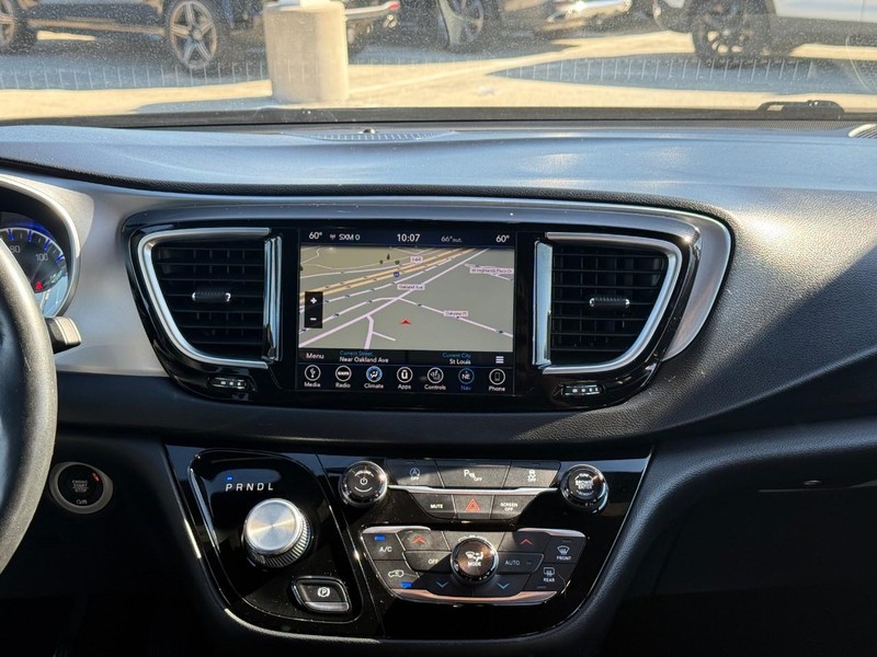 Chrysler Pacifica Vehicle Full-screen Gallery Image 16