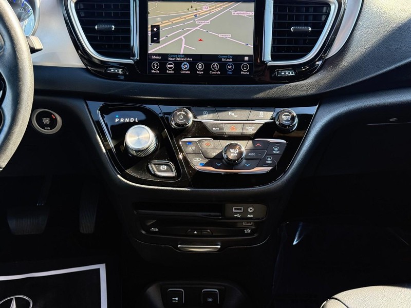 Chrysler Pacifica Vehicle Full-screen Gallery Image 17