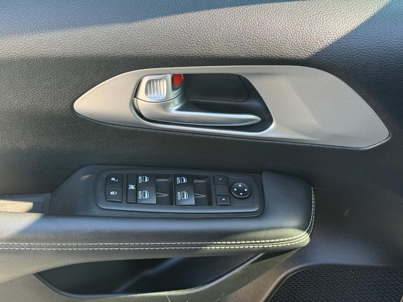 Chrysler Pacifica Vehicle Full-screen Gallery Image 18