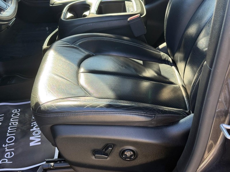 Chrysler Pacifica Vehicle Full-screen Gallery Image 19