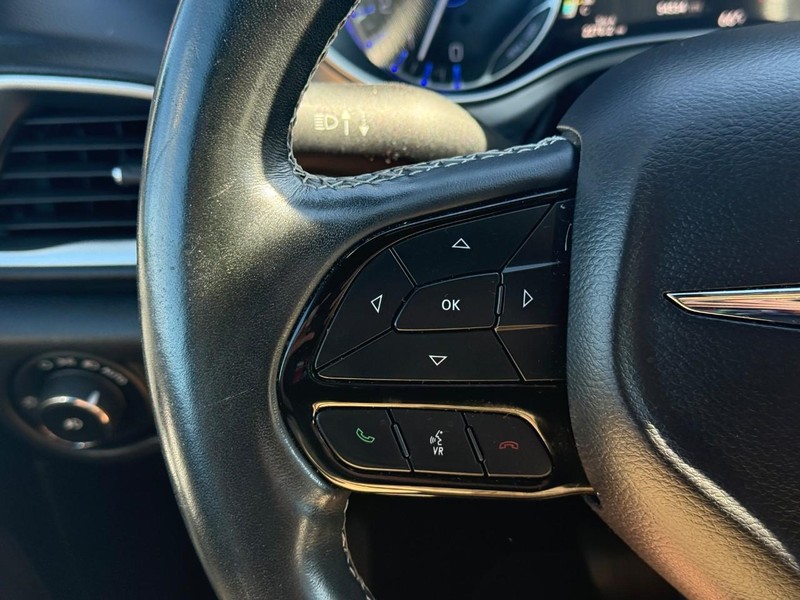 Chrysler Pacifica Vehicle Full-screen Gallery Image 21