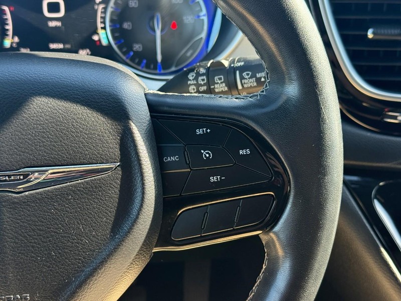 Chrysler Pacifica Vehicle Full-screen Gallery Image 22
