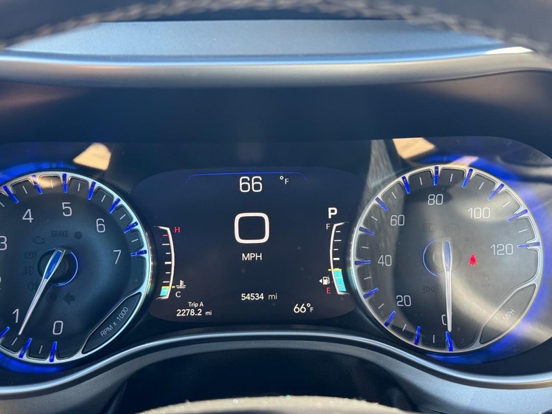Chrysler Pacifica Vehicle Full-screen Gallery Image 23