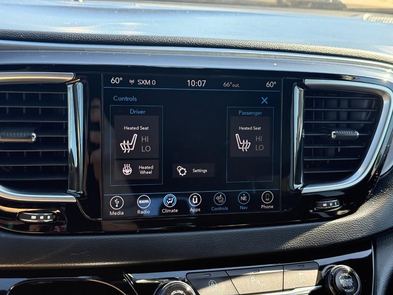 Chrysler Pacifica Vehicle Full-screen Gallery Image 25